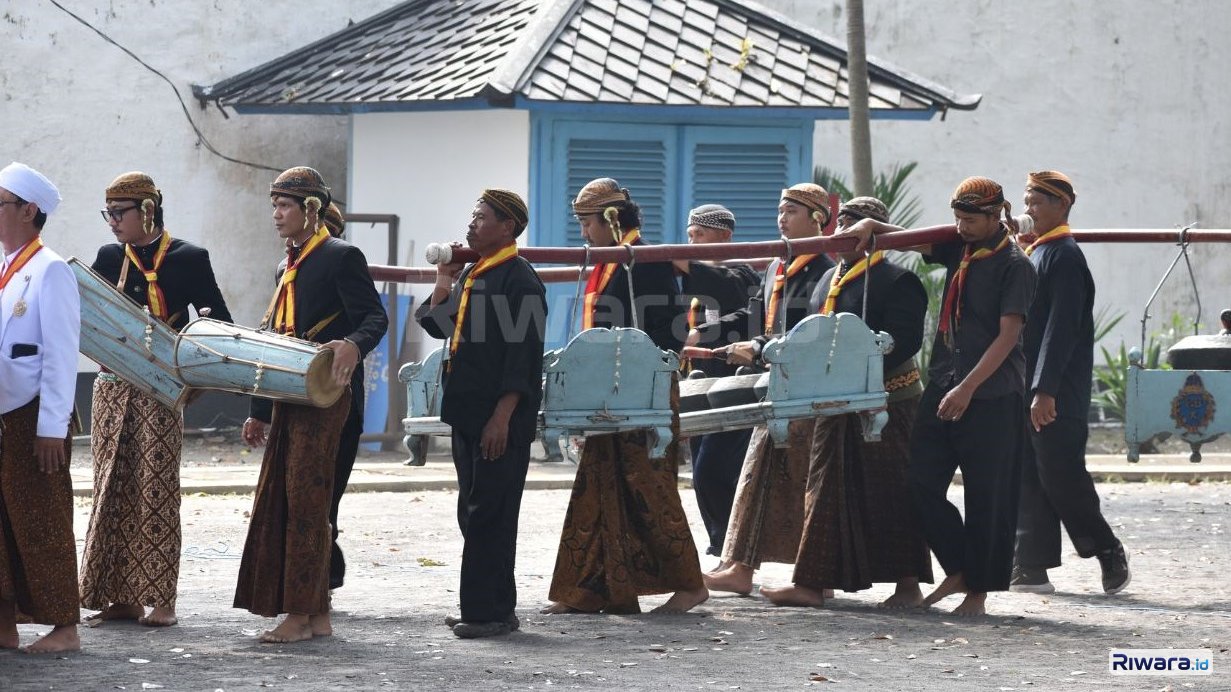 Abdi dalem Karaton Surakarta Hadiningrat mengawal prosesi sakral Grebeg Besar Iduladha 2026 yang dipimpin langsung Pakubuwono XIV